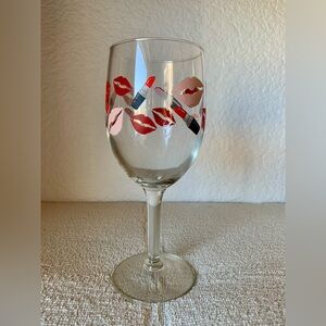 NWOT Lipstick and Kiss Print Wine Glass Drink Stemware Bar Valentines Fun Love